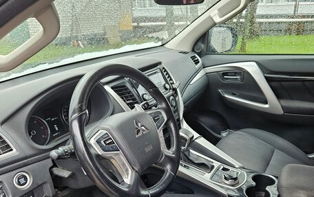 Mitsubishi Pajero Sport III рестайлинг, 2017 год, 2 490 000 рублей, 6 фотография