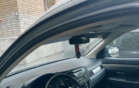 Mitsubishi Outlander III рестайлинг 3, 2014 год, 1 365 000 рублей, 8 фотография