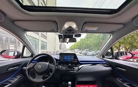 Toyota C-HR I рестайлинг, 2022 год, 1 700 000 рублей, 9 фотография
