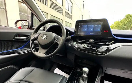 Toyota C-HR I рестайлинг, 2022 год, 1 700 000 рублей, 10 фотография