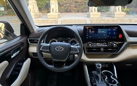 Toyota Highlander, 2022 год, 3 050 000 рублей, 9 фотография