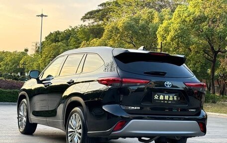Toyota Highlander, 2022 год, 3 050 000 рублей, 4 фотография