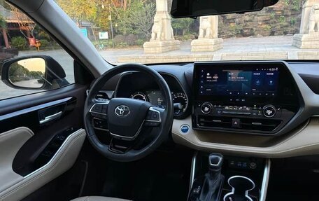 Toyota Highlander, 2022 год, 3 050 000 рублей, 10 фотография