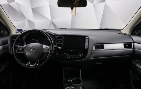 Mitsubishi Outlander III рестайлинг 3, 2016 год, 1 800 000 рублей, 10 фотография