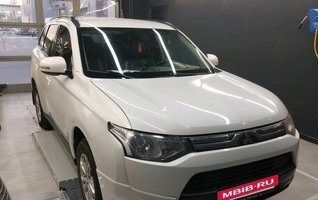 Mitsubishi Outlander III рестайлинг 3, 2013 год, 1 347 000 рублей, 2 фотография