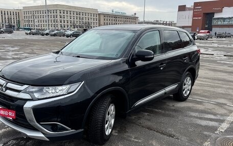 Mitsubishi Outlander III рестайлинг 3, 2018 год, 2 100 000 рублей, 2 фотография
