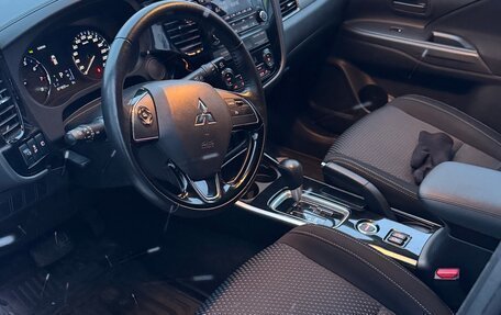 Mitsubishi Outlander III рестайлинг 3, 2018 год, 2 100 000 рублей, 17 фотография