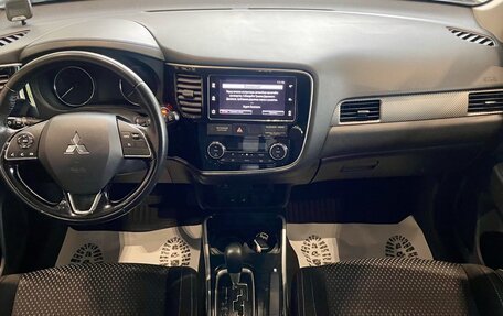 Mitsubishi Outlander III рестайлинг 3, 2018 год, 1 749 000 рублей, 13 фотография