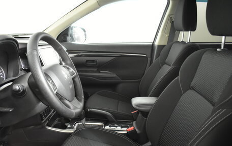 Mitsubishi Outlander III рестайлинг 3, 2018 год, 1 889 000 рублей, 8 фотография
