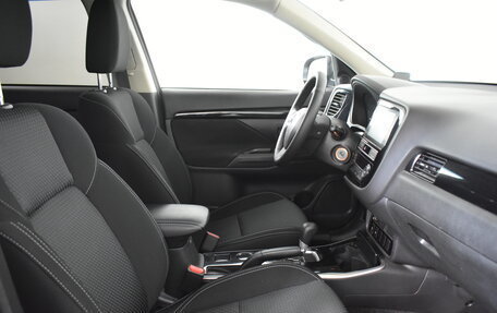 Mitsubishi Outlander III рестайлинг 3, 2018 год, 1 889 000 рублей, 12 фотография