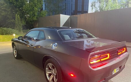 Dodge Challenger III рестайлинг 2, 2020 год, 3 700 000 рублей, 4 фотография