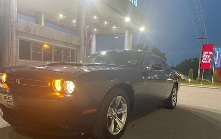 Dodge Challenger III рестайлинг 2, 2020 год, 3 700 000 рублей, 2 фотография