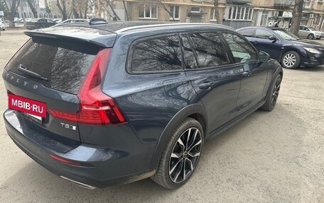 Volvo V60 Cross Country II, 2021 год, 4 000 000 рублей, 3 фотография