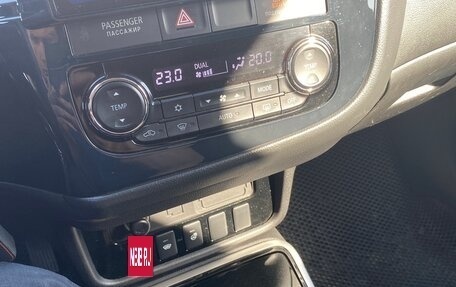 Mitsubishi Outlander III рестайлинг 3, 2018 год, 2 100 000 рублей, 18 фотография