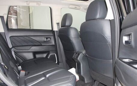Mitsubishi Outlander III рестайлинг 3, 2021 год, 1 900 000 рублей, 10 фотография