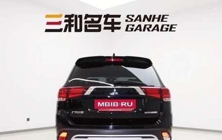 Mitsubishi Outlander III рестайлинг 3, 2021 год, 1 900 000 рублей, 8 фотография