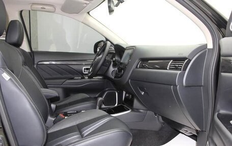 Mitsubishi Outlander III рестайлинг 3, 2021 год, 1 900 000 рублей, 11 фотография