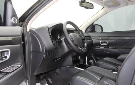 Mitsubishi Outlander III рестайлинг 3, 2021 год, 1 900 000 рублей, 13 фотография