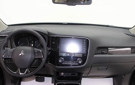 Mitsubishi Outlander III рестайлинг 3, 2021 год, 1 900 000 рублей, 14 фотография