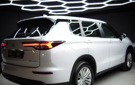 Mitsubishi Outlander, 2023 год, 4 500 000 рублей, 5 фотография