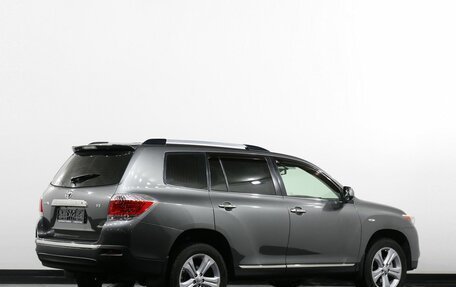 Toyota Highlander III, 2013 год, 1 995 000 рублей, 2 фотография