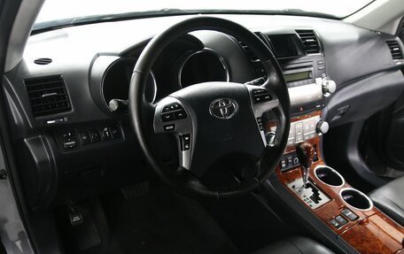 Toyota Highlander III, 2013 год, 1 995 000 рублей, 8 фотография
