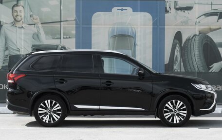 Mitsubishi Outlander III рестайлинг 3, 2019 год, 2 299 000 рублей, 5 фотография