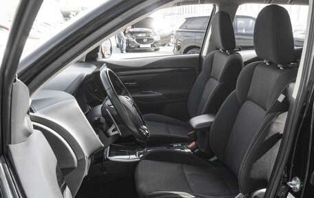 Mitsubishi Outlander III рестайлинг 3, 2019 год, 2 299 000 рублей, 10 фотография