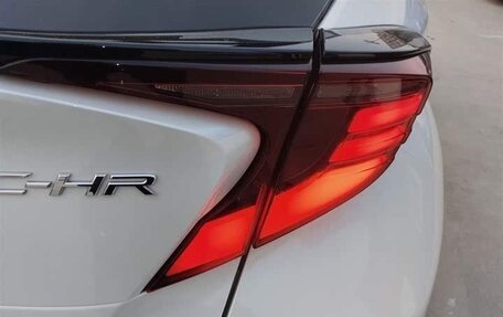 Toyota C-HR I рестайлинг, 2022 год, 1 770 000 рублей, 10 фотография