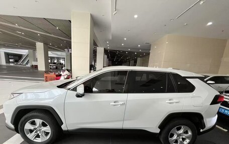 Toyota RAV4, 2021 год, 1 990 000 рублей, 3 фотография
