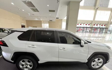 Toyota RAV4, 2021 год, 1 990 000 рублей, 4 фотография