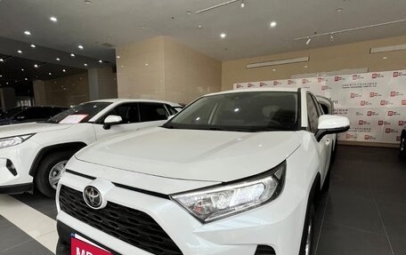 Toyota RAV4, 2021 год, 1 990 000 рублей, 2 фотография