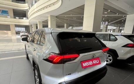 Toyota RAV4, 2021 год, 1 990 000 рублей, 6 фотография