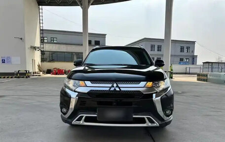 Mitsubishi Outlander III рестайлинг 3, 2021 год, 2 340 000 рублей, 3 фотография