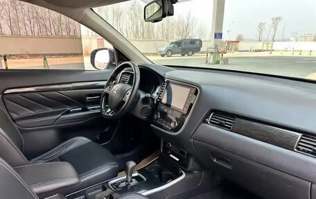 Mitsubishi Outlander III рестайлинг 3, 2021 год, 2 340 000 рублей, 8 фотография