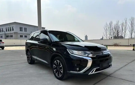 Mitsubishi Outlander III рестайлинг 3, 2021 год, 2 340 000 рублей, 2 фотография