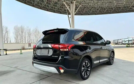 Mitsubishi Outlander III рестайлинг 3, 2021 год, 2 340 000 рублей, 6 фотография