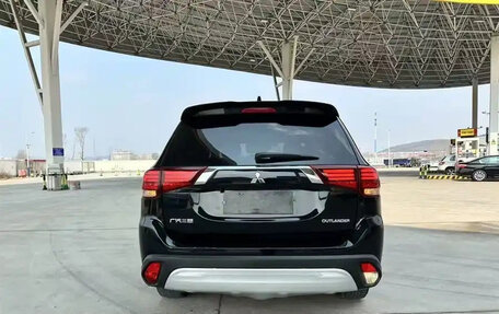 Mitsubishi Outlander III рестайлинг 3, 2021 год, 2 340 000 рублей, 5 фотография