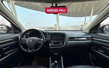 Mitsubishi Outlander III рестайлинг 3, 2021 год, 2 340 000 рублей, 9 фотография