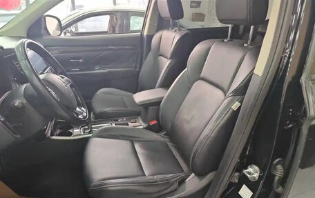 Mitsubishi Outlander III рестайлинг 3, 2021 год, 2 340 000 рублей, 10 фотография
