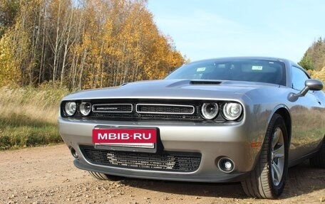 Dodge Challenger III рестайлинг 2, 2016 год, 3 350 000 рублей, 4 фотография