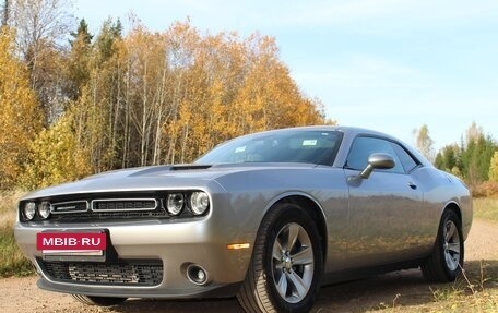 Dodge Challenger III рестайлинг 2, 2016 год, 3 350 000 рублей, 3 фотография