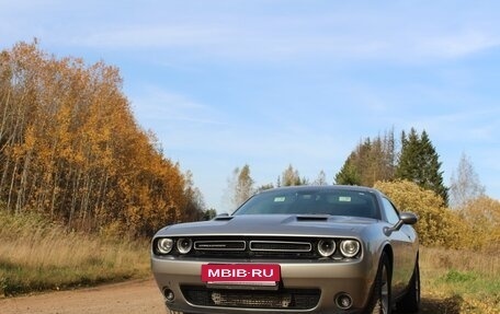 Dodge Challenger III рестайлинг 2, 2016 год, 3 350 000 рублей, 2 фотография