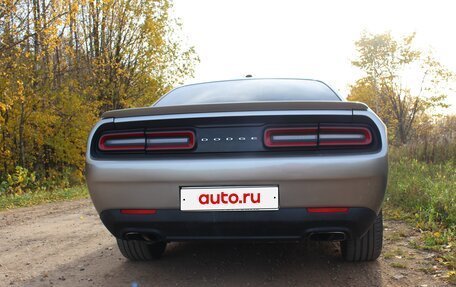 Dodge Challenger III рестайлинг 2, 2016 год, 3 350 000 рублей, 13 фотография
