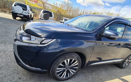 Mitsubishi Outlander III рестайлинг 3, 2019 год, 1 850 000 рублей, 6 фотография
