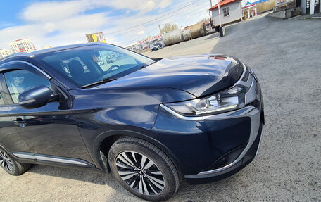 Mitsubishi Outlander III рестайлинг 3, 2019 год, 1 850 000 рублей, 7 фотография