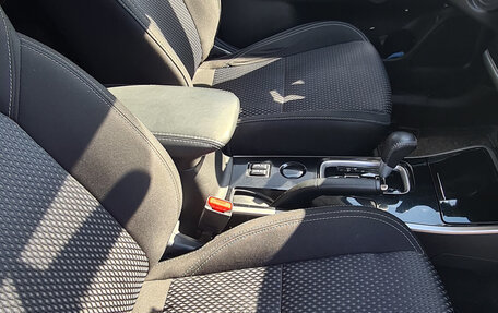 Mitsubishi Outlander III рестайлинг 3, 2019 год, 1 850 000 рублей, 8 фотография