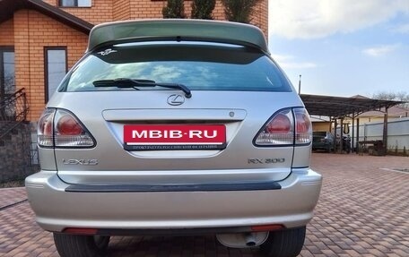 Lexus RX IV рестайлинг, 2001 год, 950 000 рублей, 9 фотография