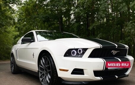 Ford Mustang VI рестайлинг, 2011 год, 2 000 000 рублей, 2 фотография