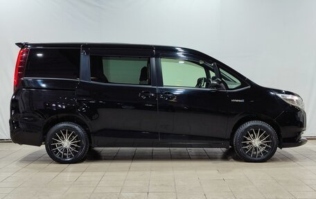 Toyota Noah III, 2016 год, 2 235 000 рублей, 4 фотография
